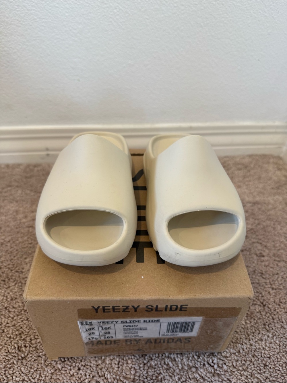 adidas Kids Yeezy Slide in Bone/Cream size 10k - Picture 2 of 6
